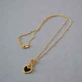 Collar con colgante en forma de corazón negro y blanco en oro