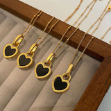 Collar con colgante en forma de corazón negro y blanco en oro