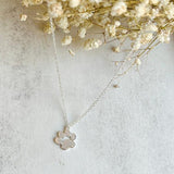 Elegante collar con pata en plata – Acero inoxidable