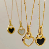 Collar con colgante en forma de corazón negro y blanco en oro
