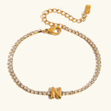 Pulsera Elegante de Oro con Letra en Burbuja