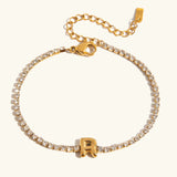 Pulsera Elegante de Oro con Letra en Burbuja