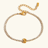 Pulsera Elegante de Oro con Letra en Burbuja