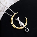 Elegante collar con luna creciente y gato