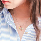 Elegante collar con luna creciente y gato