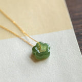 Collar con flor y jade