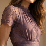 Flavia | Vestido largo morado con escote en forma de llave, borde de encaje de chiffon