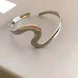 Pulsera abierta ondulada con torsión en plata vintage