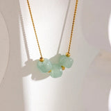 Collar vintage de oro con piedra verde suave